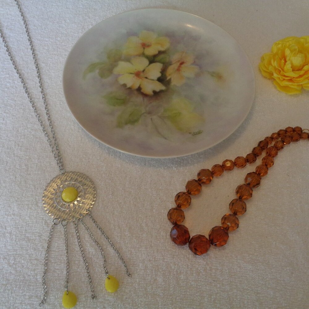 VINTAGE RETRO YELLOW FLOWERS PLATE & 2 NEW NECKLACES STYLED OLD LOT